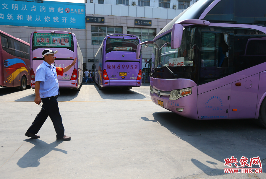 龐大的長途客車，在調(diào)度員的指揮下井井有條