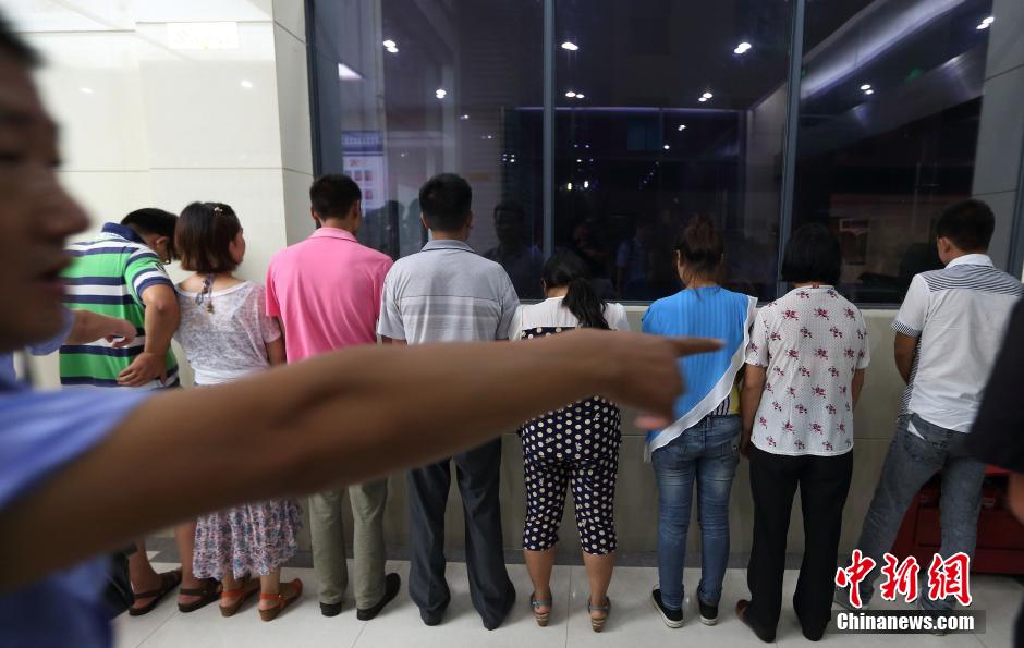 7月24日晚,南京警方將抓獲的以福建、江西、河南、湖北、黑龍江等多個外省市的涉及傳銷人員集中帶回。