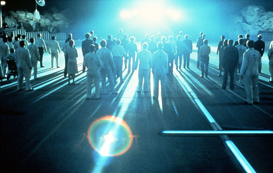 攝影師拍攝到的圖片看上去像科幻電影《第三類接觸》中外星人登陸地球的畫(huà)面。