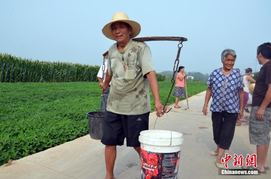 每天排隊(duì)取水，廢水循環(huán)使用已成為該村老少的生活習(xí)慣。