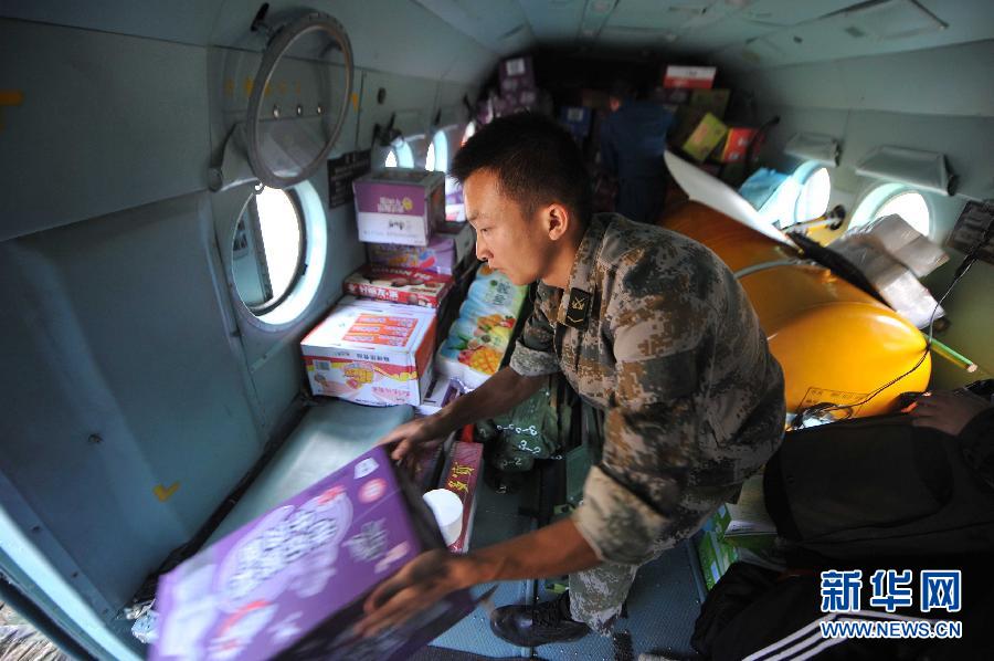  8月5日，在魯?shù)榭h龍頭山鎮(zhèn)，部隊官兵從直升機上卸載救災(zāi)物資。