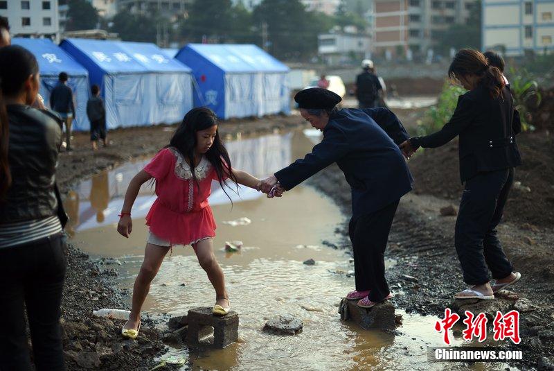 2014年8月6日，云南魯?shù)辇堫^山災(zāi)區(qū)，民眾暫居帳篷。