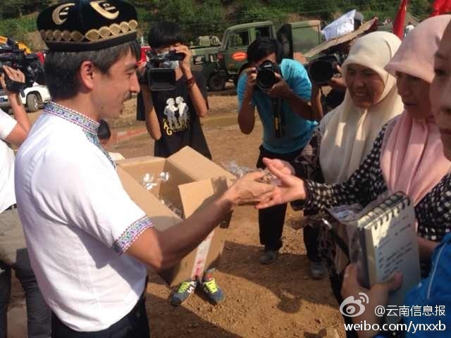 　“切糕王子”阿迪力帶著重達5噸、價值50萬元的切糕于7日下午抵達魯?shù)榈卣鹫鹬旋堫^山鎮(zhèn)。