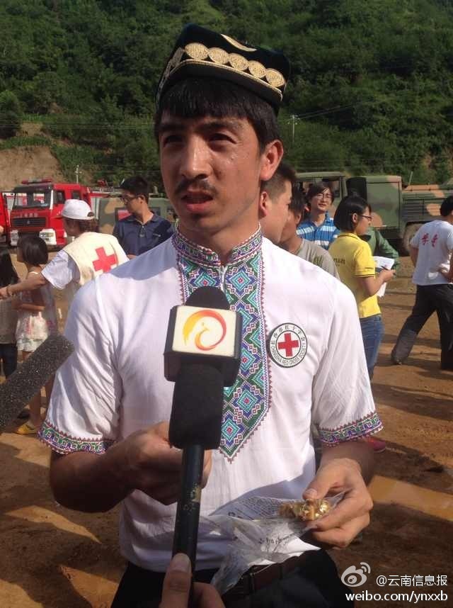 “切糕王子”阿迪力帶著他1萬斤的切糕自長沙抵達了龍頭山鎮(zhèn)。