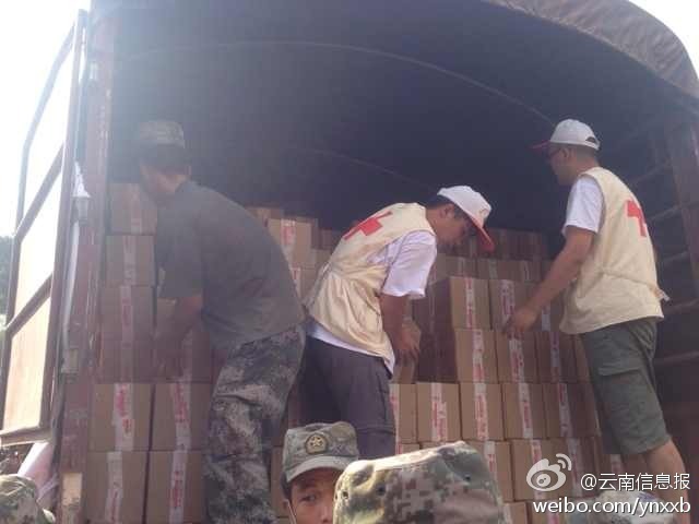 第14集團軍官兵協(xié)助阿迪力將1100余箱切糕從貨車上卸下。