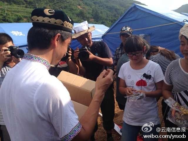 “切糕王子”阿迪力帶著重達5噸、價值50萬元的切糕于7日下午抵達魯?shù)榈卣鹫鹬旋堫^山鎮(zhèn)。