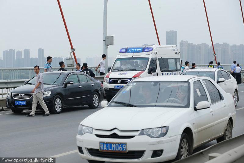 武漢長途大巴遭挾持 警方5個(gè)多小時(shí)擒獲劫持者