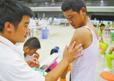　南京天氣炎熱，地表溫度有時達到40℃以上，烈日下孩子們的衣服濕了又干、干了又濕。
