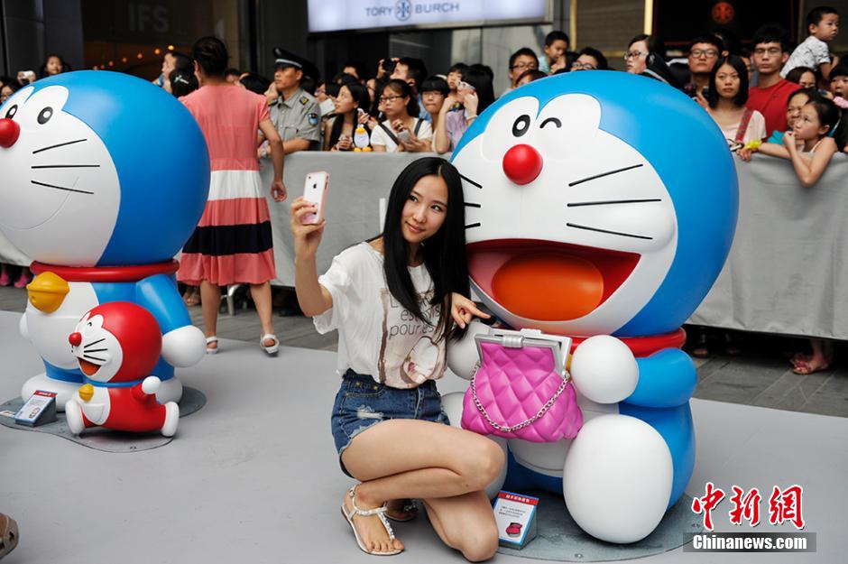圖為成都民眾與哆啦A夢(mèng)合影留念。