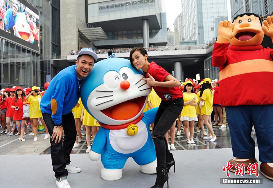 圖為何韻詩、周柏豪與哆啦A夢(mèng)合影。