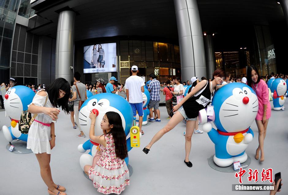 圖為成都民眾與哆啦A夢(mèng)合影留念。