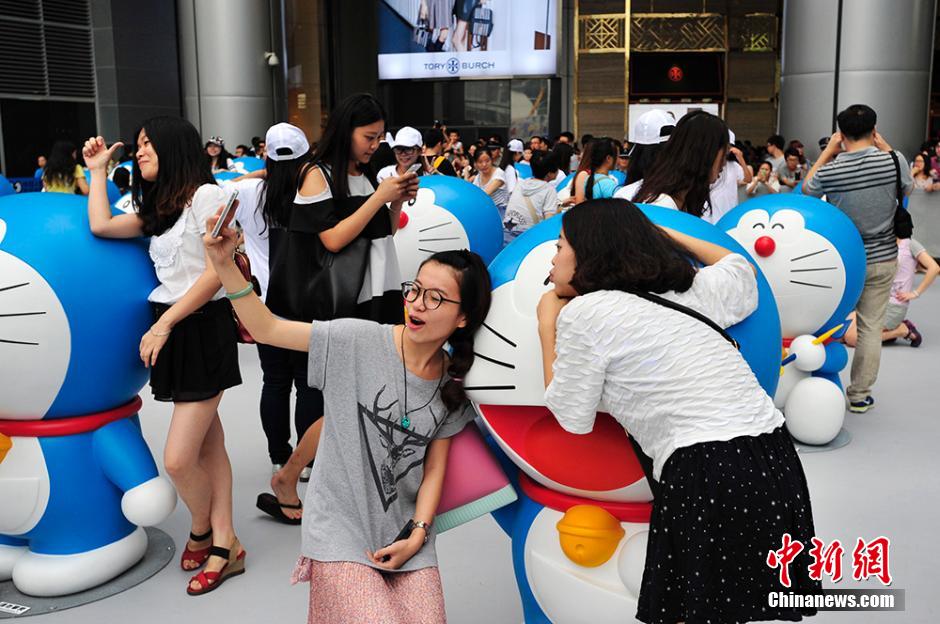 圖為成都民眾與哆啦A夢(mèng)合影留念。