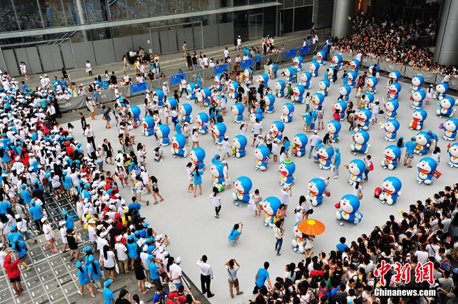 圖為成都民眾狂熱追捧哆啦A夢(mèng)。