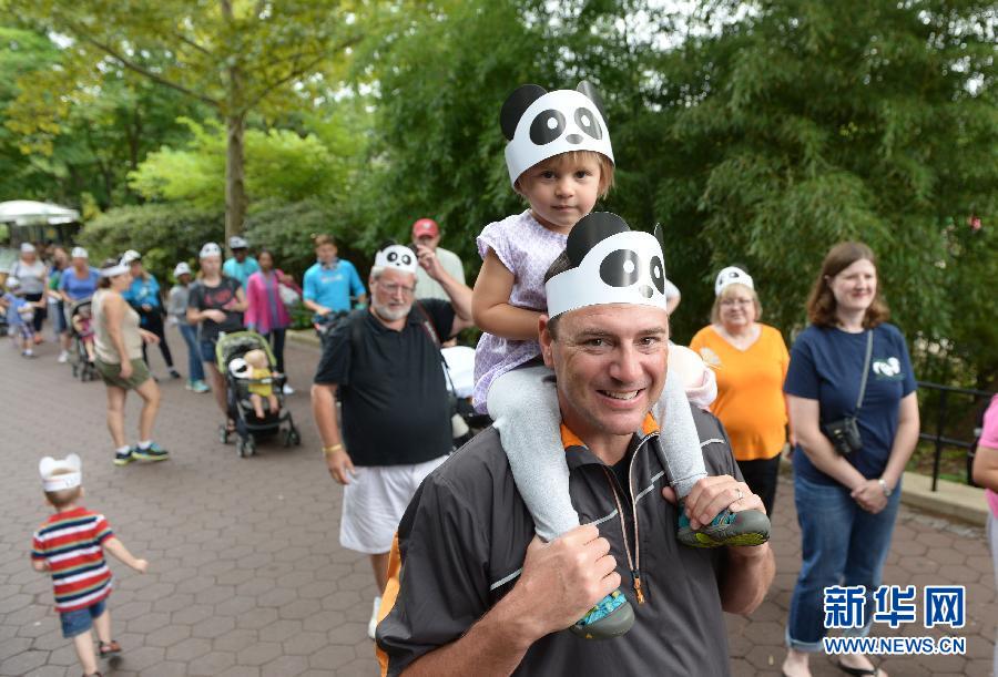 8月23日,在美國華盛頓的國家動物園,人們排隊參加大熊貓“寶寶”的慶生活動。