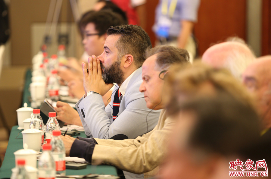 認(rèn)真聽講的外國(guó)嘉賓。