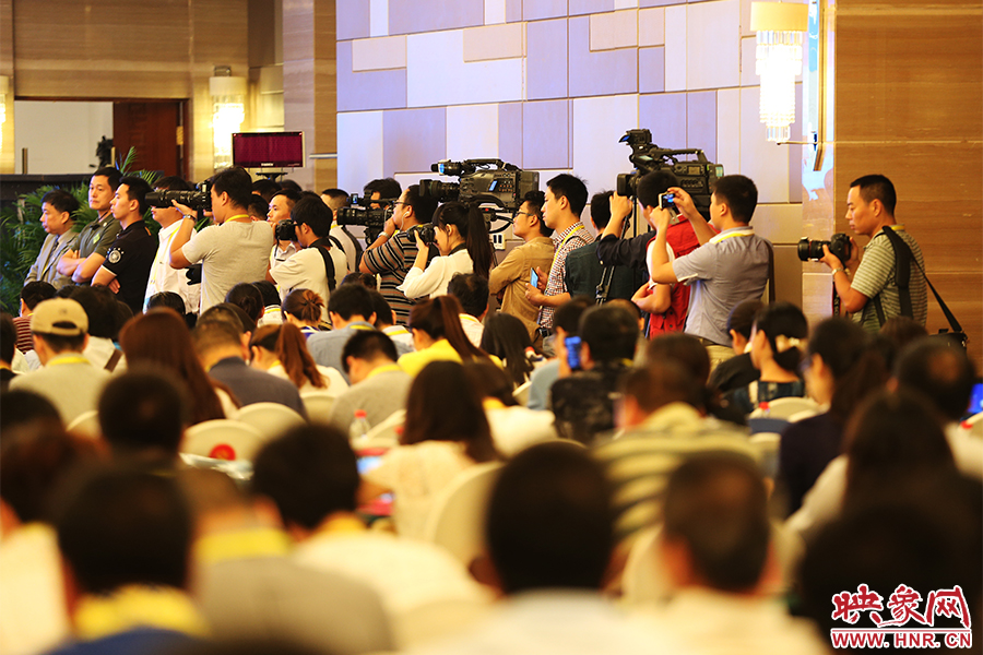 媒體聚焦嵩山論壇。