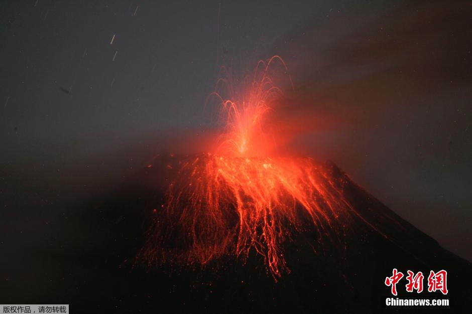 當(dāng)?shù)貢r(shí)間8月24日，厄瓜多爾通古拉瓦火山噴發(fā)，熔巖噴出宛如末世。