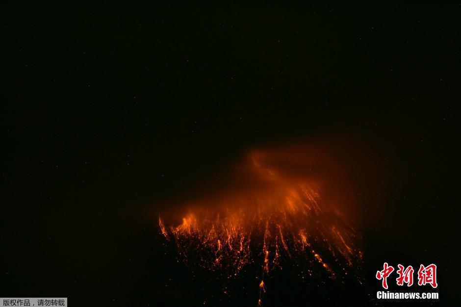 當(dāng)?shù)貢r(shí)間8月24日，厄瓜多爾通古拉瓦火山噴發(fā)，熔巖噴出宛如末世。