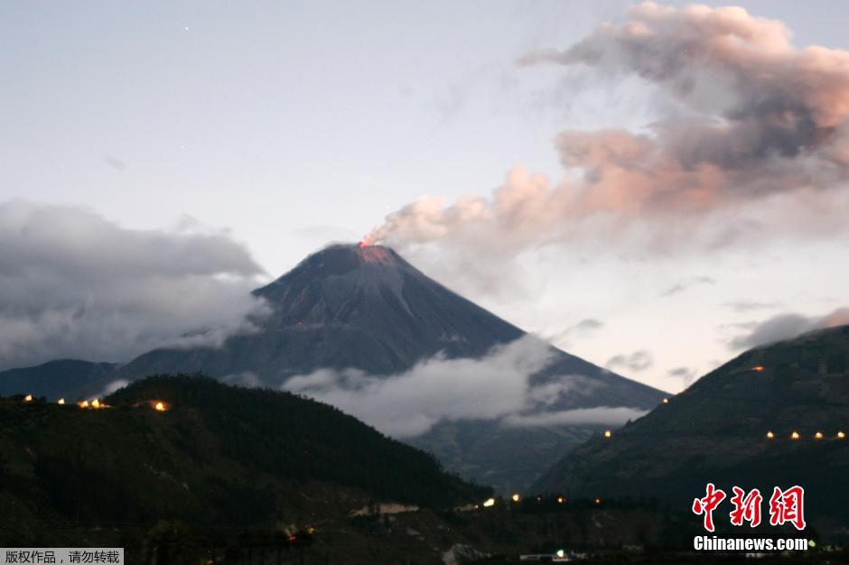 當(dāng)?shù)貢r(shí)間8月24日，厄瓜多爾通古拉瓦火山噴發(fā)，熔巖噴出宛如末世。