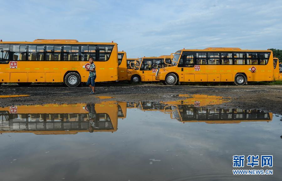 8月29日，溫嶺市城西街道芷勝莊村一名小男孩從閑置的校車邊走過。