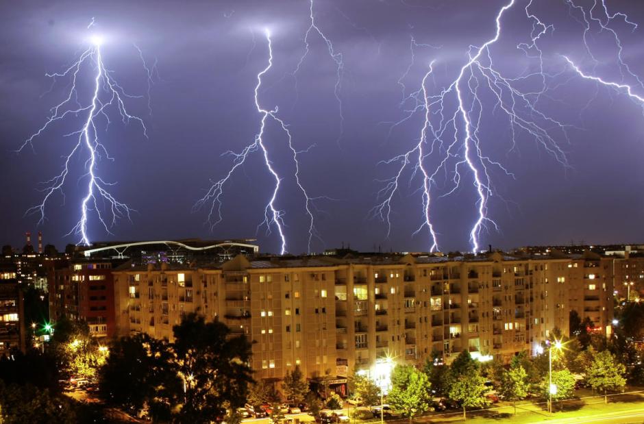 美媒刊發(fā)閃電劃過天空瞬間震撼照片 美媒刊發(fā)閃電劃過天空瞬間震撼照片