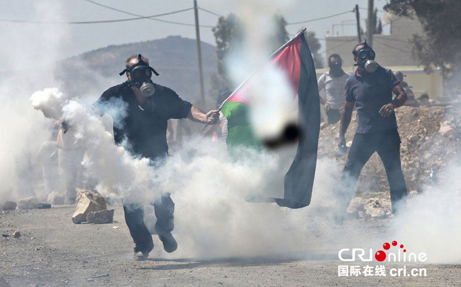 巴勒斯坦示威者與以色列軍方發(fā)生沖突 巴勒斯坦示威者與以色列軍方發(fā)生沖突