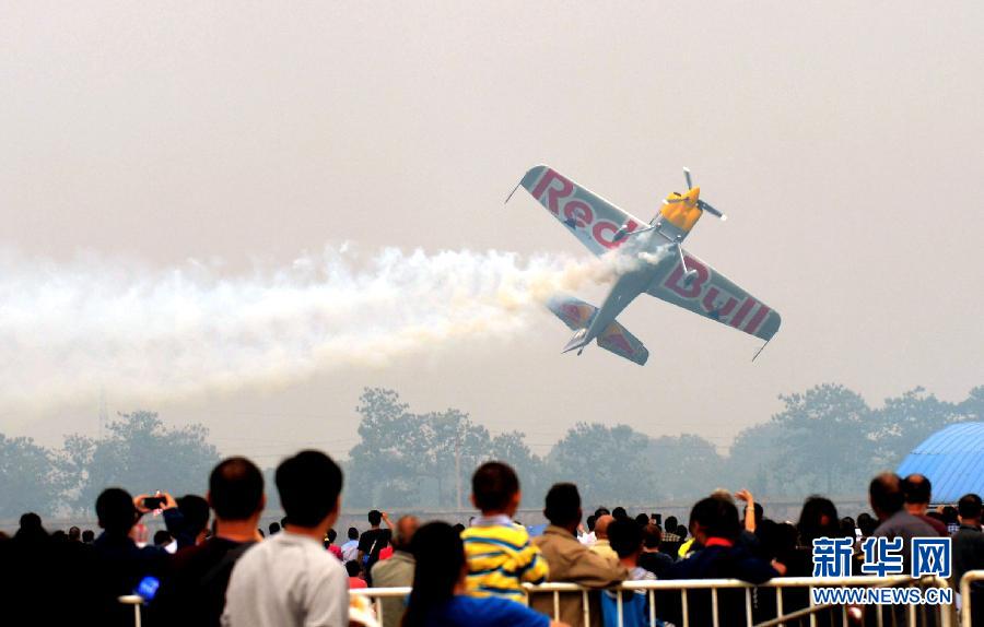 　9月13日，特技隊(duì)員在進(jìn)行空中飛行表演。