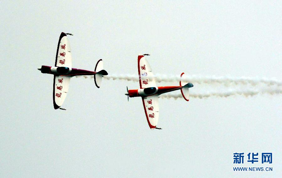 9月13日，特技隊(duì)員在進(jìn)行空中飛行表演。