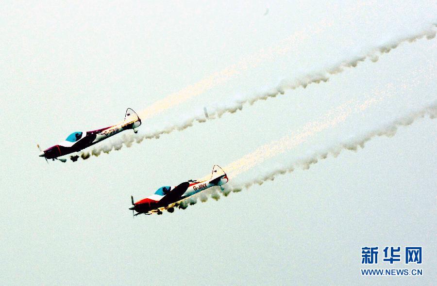 9月13日，特技隊(duì)員在進(jìn)行空中飛行表演。