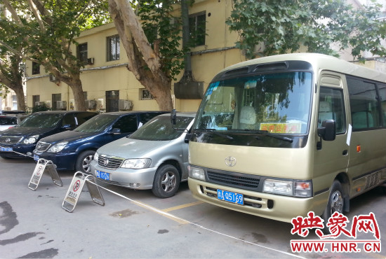 管城區(qū)委院內(nèi)已經(jīng)被封存公車在停車場停放。