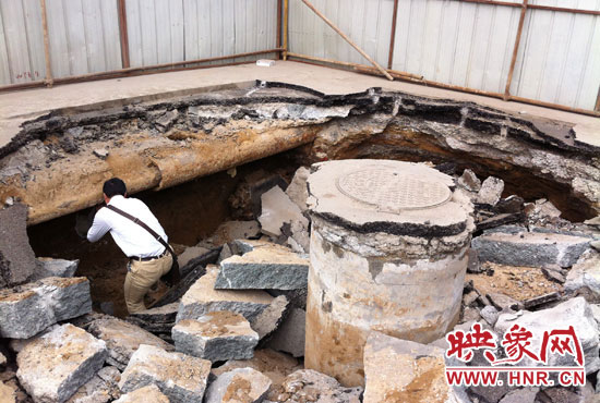 有工作人員下到坑內(nèi)進(jìn)行檢查，但拒絕透露具體工作單位。