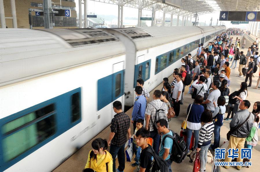 10月6日，在安徽銅陵火車站，大批旅客在站臺(tái)上等候乘車。