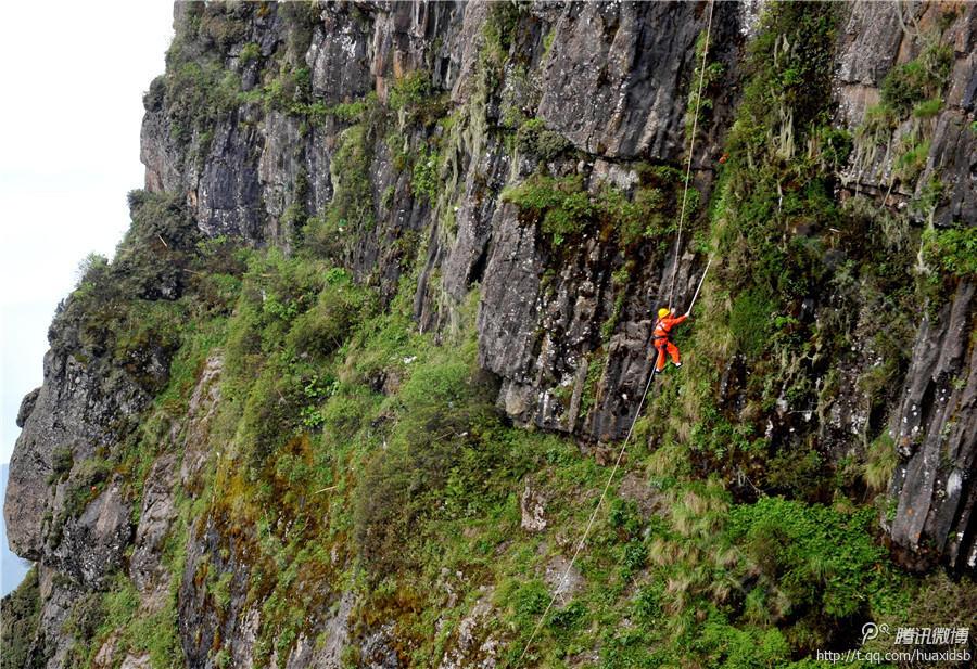 在峨眉山金頂，彭文才是護(hù)欄以外和懸崖區(qū)域唯一的清潔工。