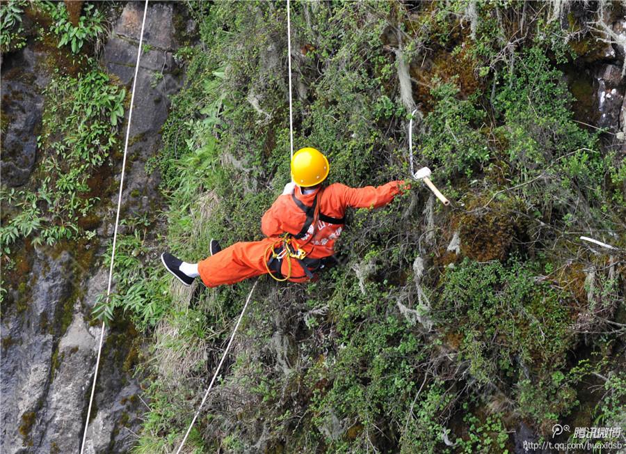 記者了解到，彭文才下到崖壁最深的地方有200多米，往返作業(yè)一次一般都在3小時(shí)左右，每年下崖80多次