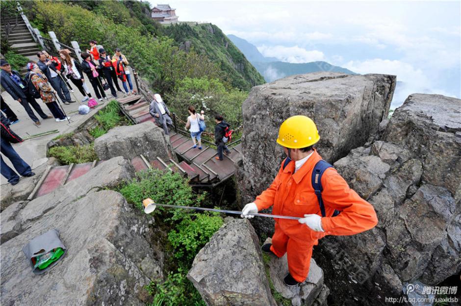 彭文才在撿拾垃圾。