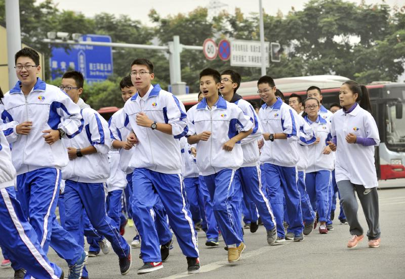 10月14日，成都七中萬(wàn)達(dá)學(xué)校實(shí)行三年跑六百公里才能畢業(yè)，現(xiàn)場(chǎng)學(xué)生開(kāi)始長(zhǎng)跑。