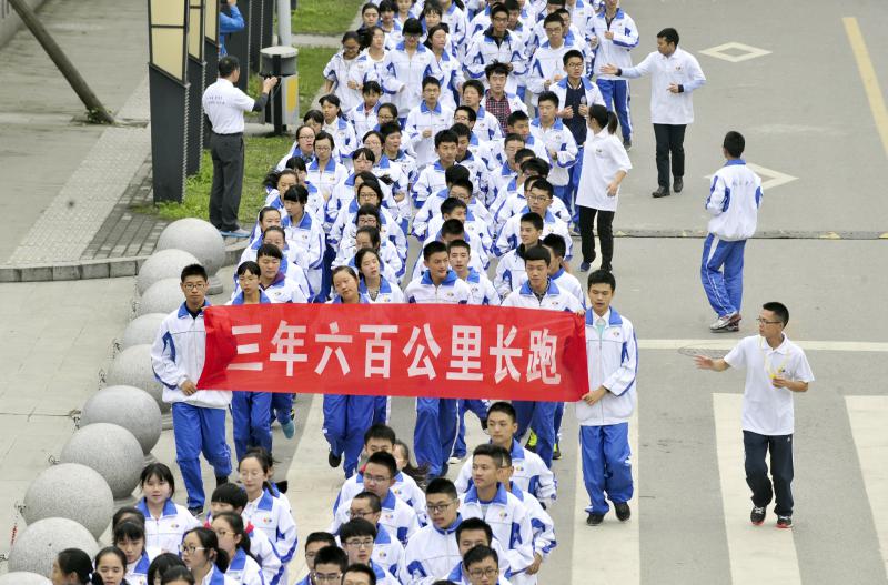 10月14日，成都七中萬(wàn)達(dá)學(xué)校實(shí)行三年跑六百公里才能畢業(yè)，現(xiàn)場(chǎng)學(xué)生開(kāi)始長(zhǎng)跑。