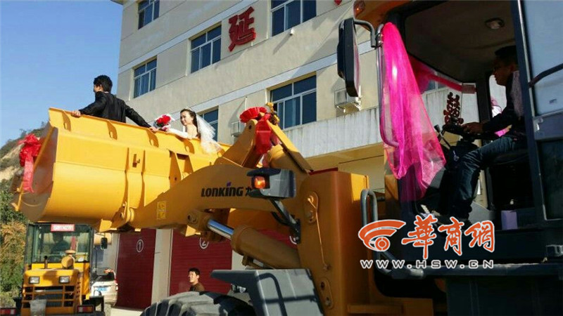 陜西小伙開8臺(tái)裝載機(jī)接新娘。