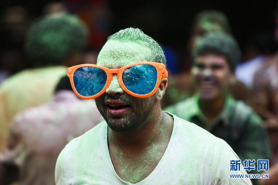 10月16日，在埃及首都開羅，一名男青年在“彩色跑”活動(dòng)中奔跑。