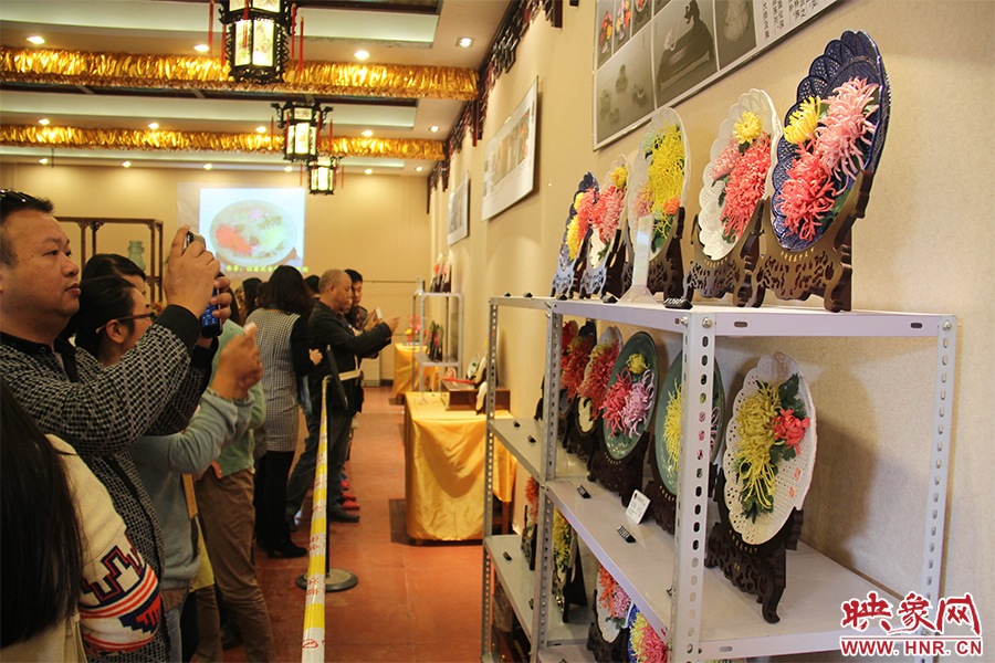 菊花官瓷吸引大家關(guān)注。