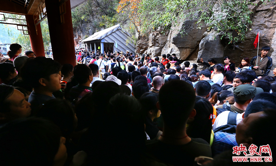 不到百米的碼頭上，等待上船的幾百名游客擁擠在一起