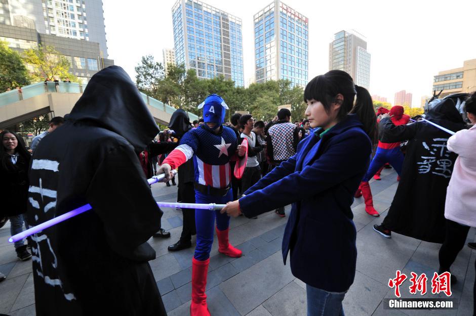 “復(fù)仇者聯(lián)盟”與人類(lèi)共戰(zhàn)“異形”霧霾軍團(tuán)