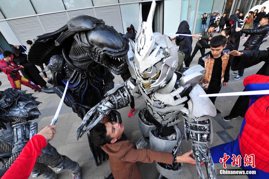 “復(fù)仇者聯(lián)盟”與人類(lèi)共戰(zhàn)“異形”霧霾軍團(tuán)