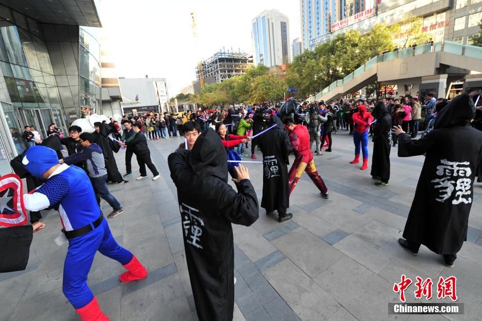 “復(fù)仇者聯(lián)盟”與人類(lèi)共戰(zhàn)“異形”霧霾軍團(tuán)