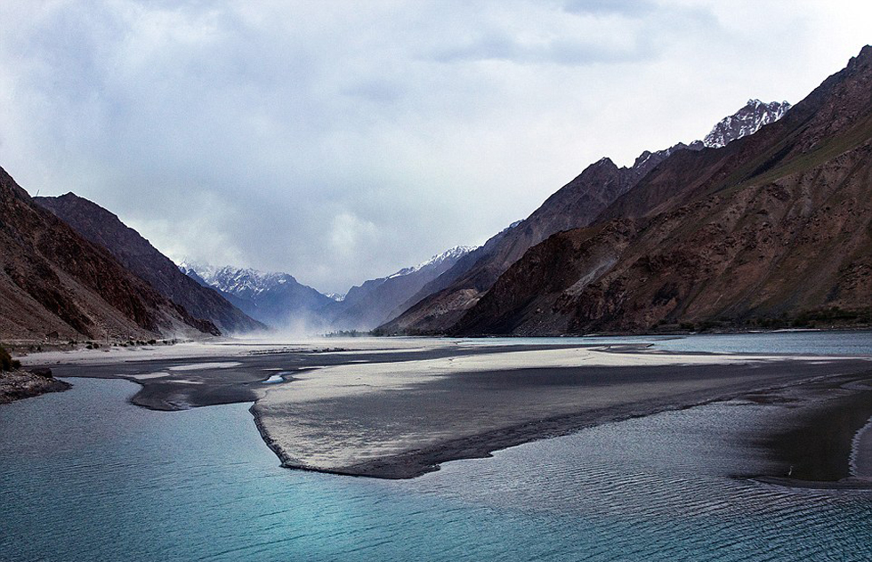 夫婦倆穿越東歐到達(dá)亞洲，沿途拍攝到許多美景。