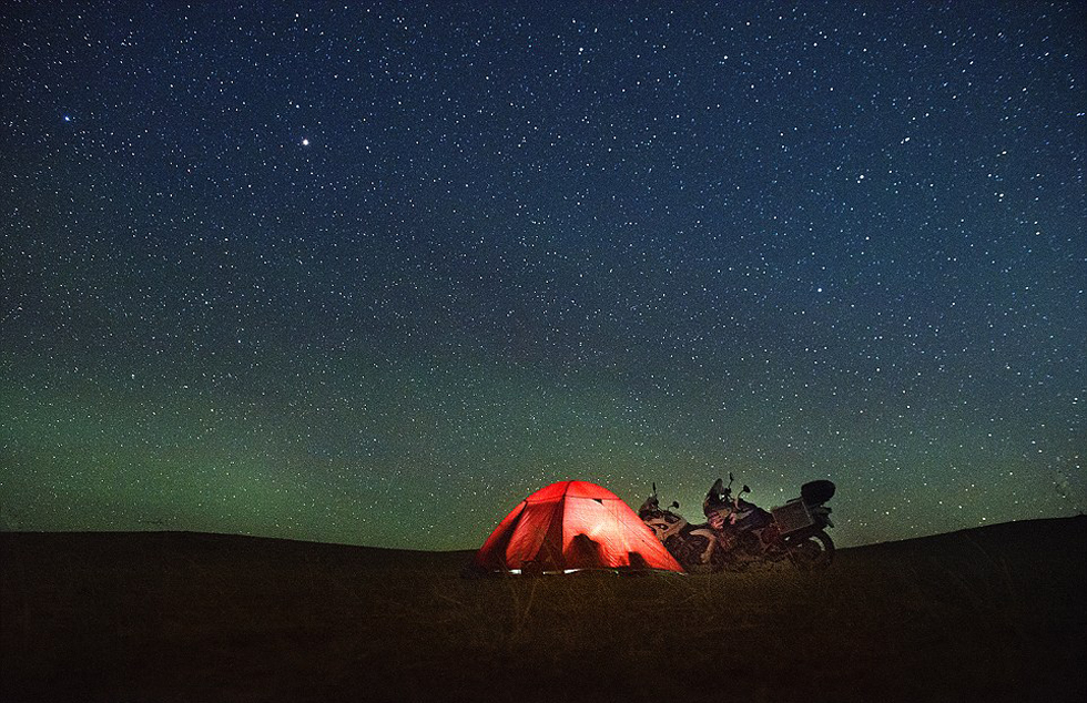 他們?cè)庥錾硥m暴和嚴(yán)寒，且數(shù)天無法洗澡。