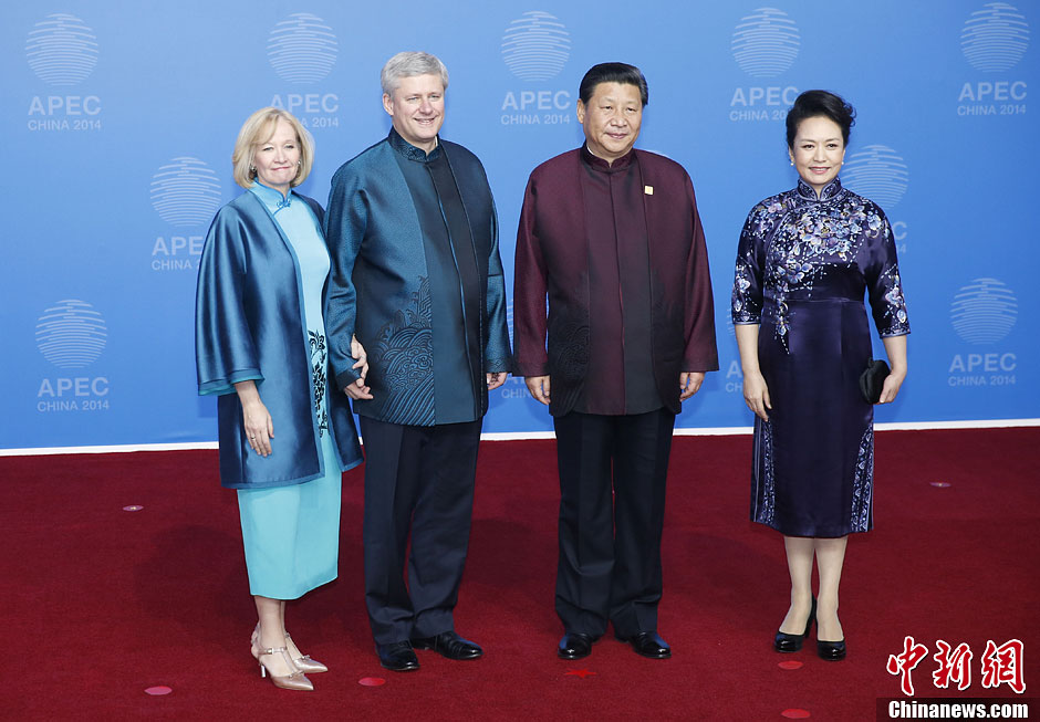 圖為習近平夫婦歡迎加拿大總理哈珀夫婦。中新社發(fā) 杜洋 攝