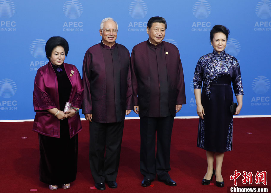 圖為習近平夫婦歡迎馬來西亞總理納吉布夫婦。中新社發(fā) 杜洋 攝