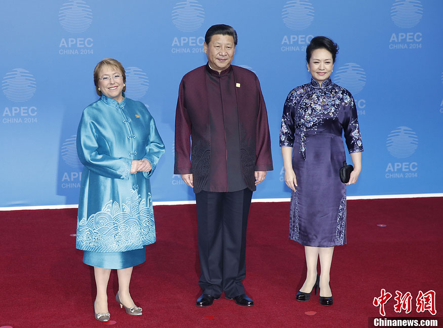 圖為習近平夫婦歡迎智利總統(tǒng)巴切萊特。中新社發(fā) 杜洋 攝