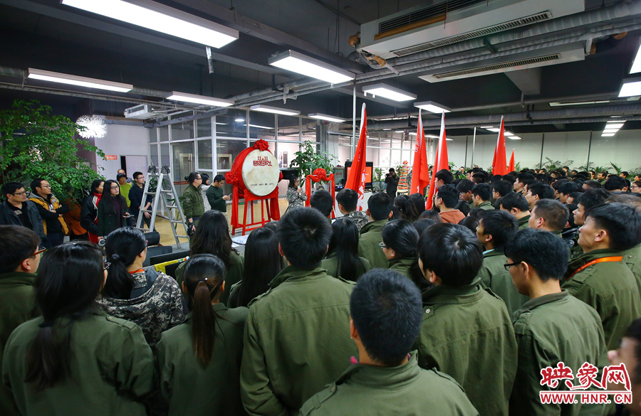 “雙十一”零點(diǎn)到來(lái)前，電商的負(fù)責(zé)人為一線員工鼓勁加油